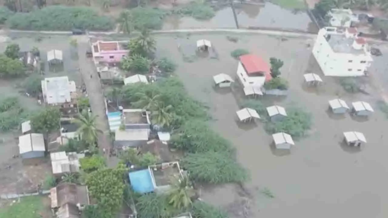  Slowly emerging heavy rain - floating hall Photograph: (ramanthapuram) 