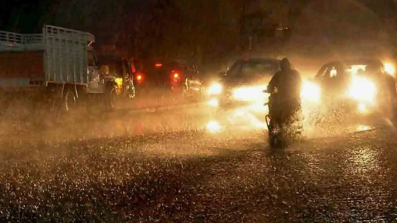  'Until 10 pm...' - Alert issued for seven districts Photograph: (rain) 