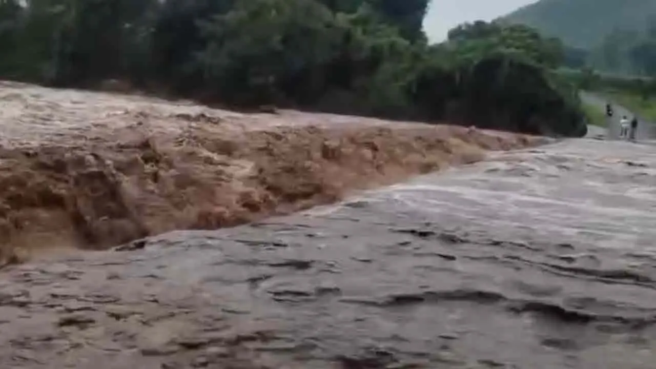 The roaring Kunrimalai stream - traffic disruption Photograph: (erode) 