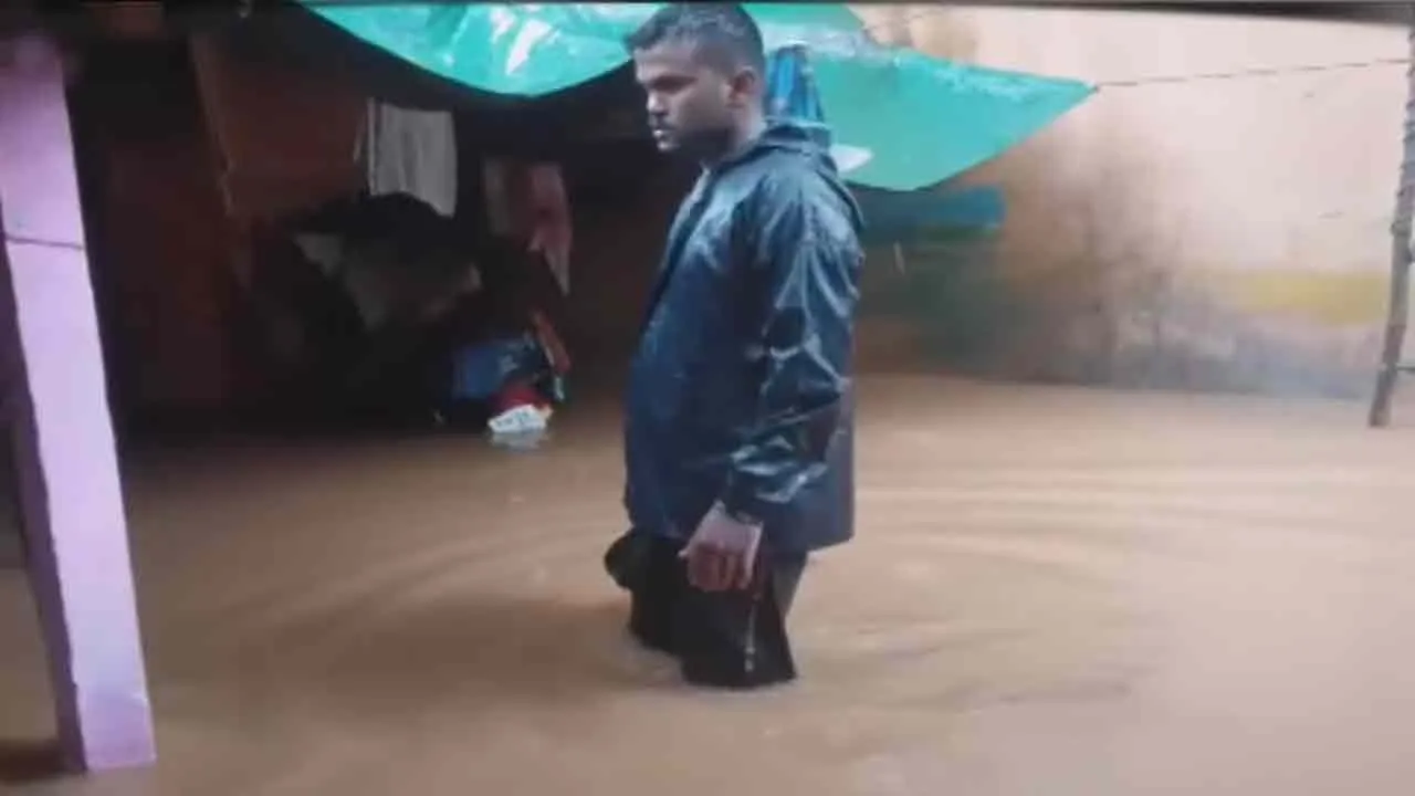  Rainwater entering homes - Which district experienced the highest rainfall? Photograph: (dharmapuri) 