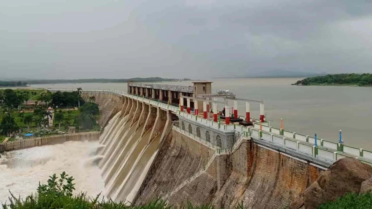  Water released at Sathanur Dam - Warning to people along the Thenpennai coast Photograph: (THIRUVANNAMALAI) 