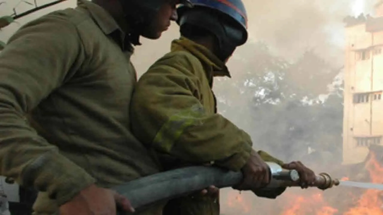  Fire breaks out at Banyan Company in the middle of the night! Photograph: (fire) 