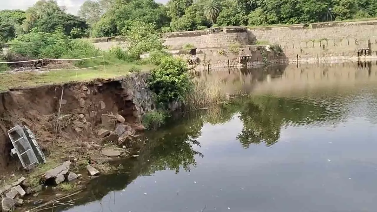  Continuous rains - Vellore Fort's retaining wall collapsed Photograph: (vellore) 