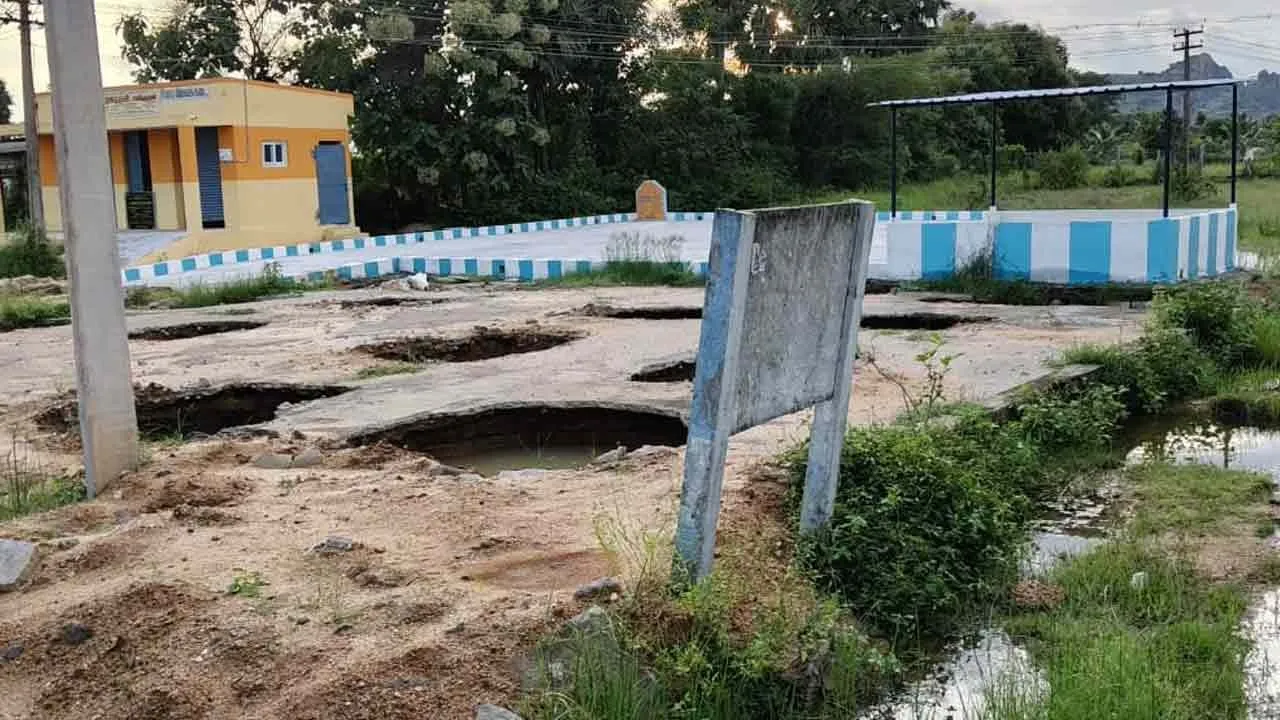  'What happened to anbu' - Sister tries to wake up brother without even knowing he's lose their live Photograph: (vellore) 