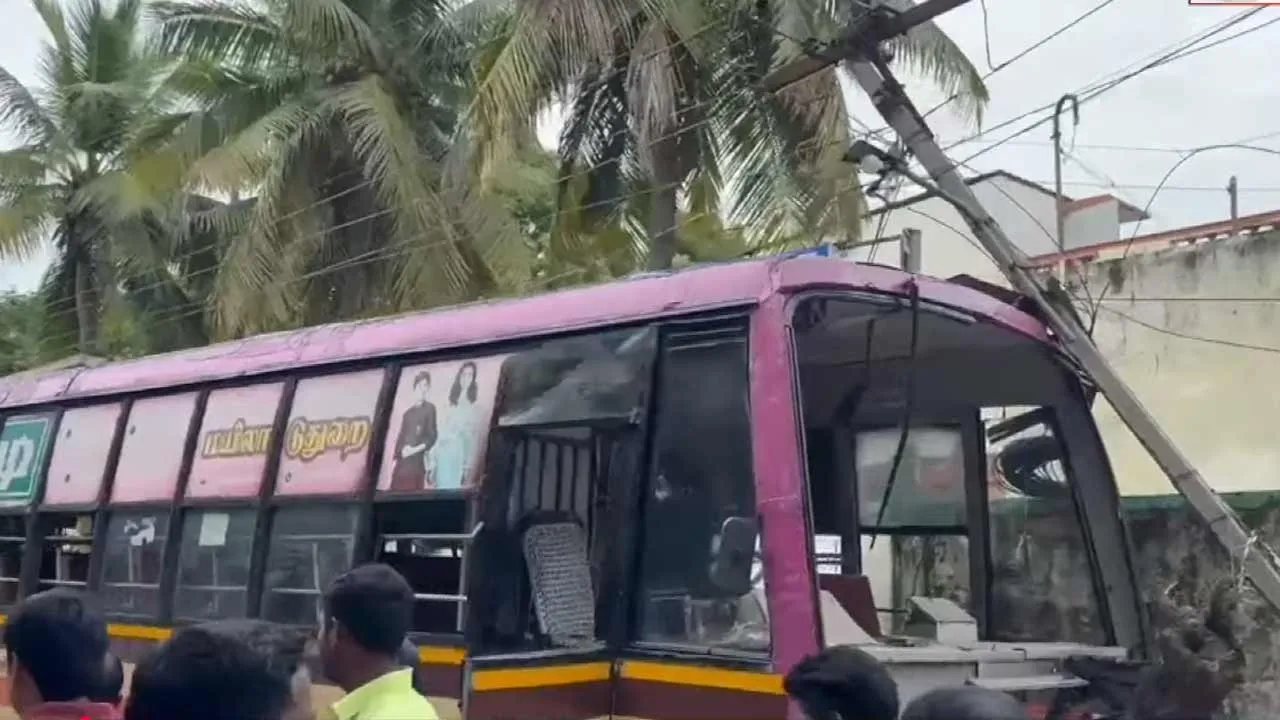  Driver suffers seizure; Bus and passengers in accident are nervous Photograph: (bus) 