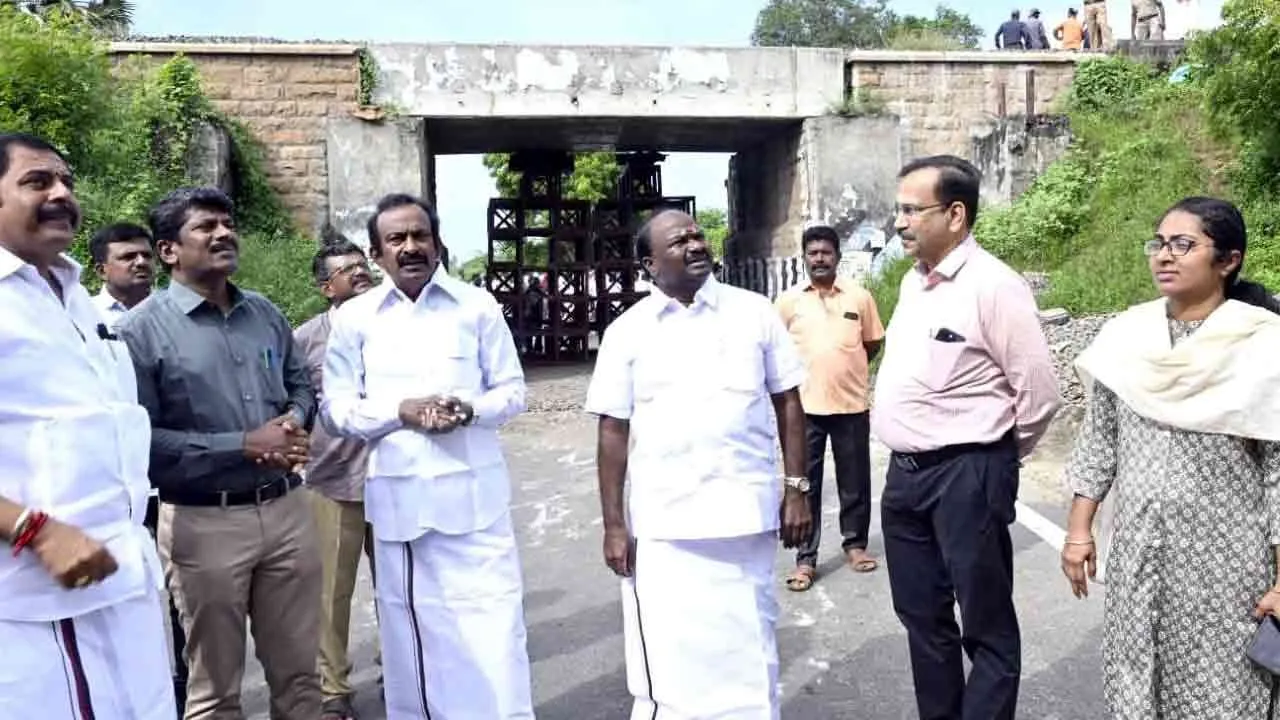  Railway bridge damage - Minister Muthusamy inspects Photograph: (muthusamy) 