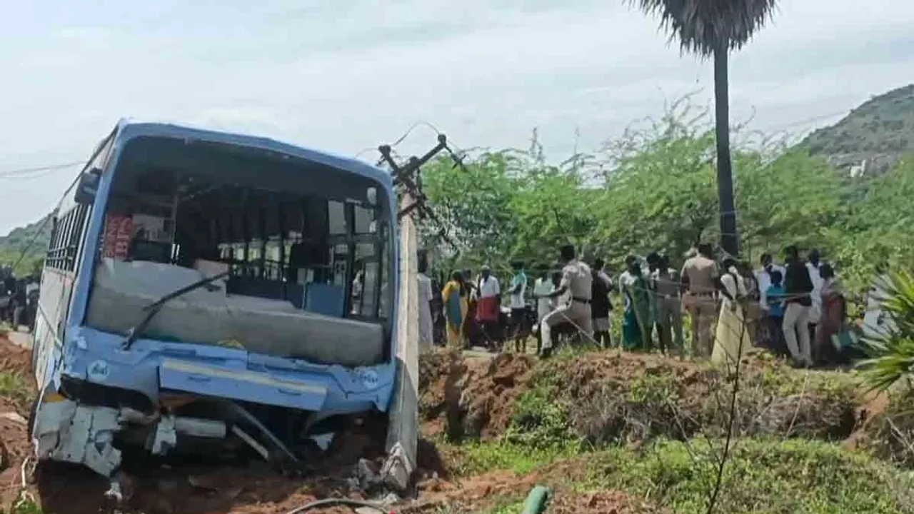  Government bus hits electric pole in accident - 30 passengers injured Photograph: (THENKASI) 