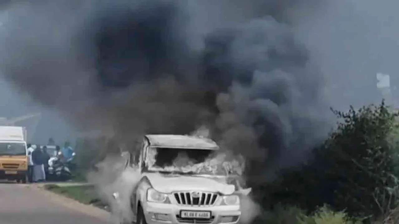 Family narrowly escapes car fire in middle of road Photograph: (theni) 