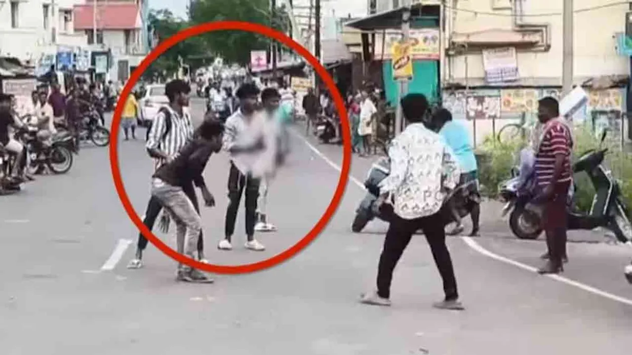  Drugged youths riot in broad daylight - more than 10 Photograph: (namakkal) 