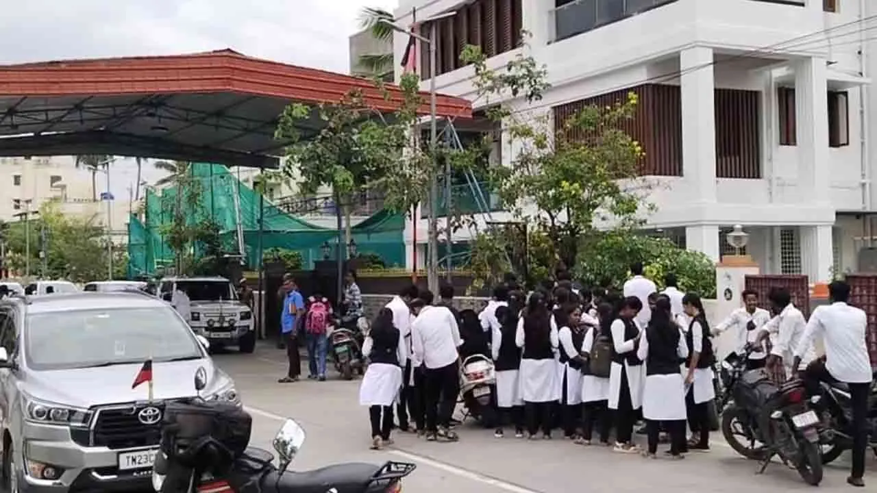  Students who were not allowed to take the exam - suddenly gathered at the minister's house, causing a stir Photograph: (vellore) 