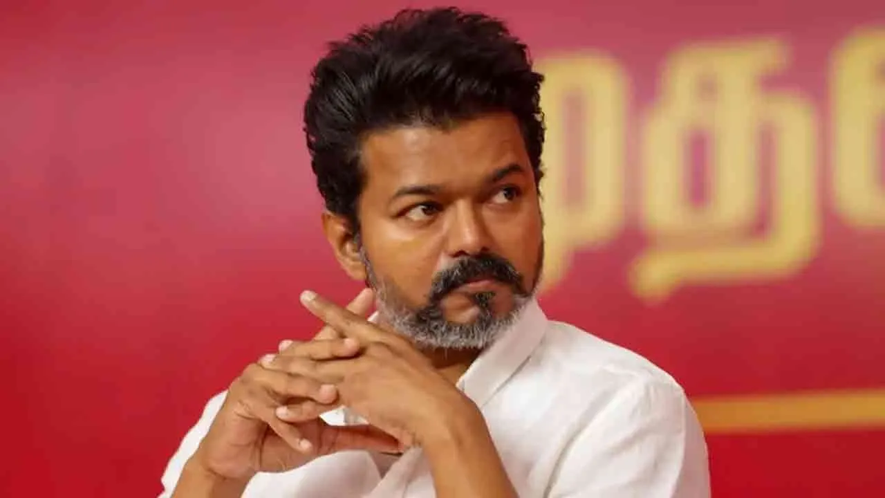  துக்கம்... மன்னிப்பு... வாக்குறுதி...  பாதிக்கப்பட்ட மக்களிடம் கண்ணீர் வடித்த விஜய்!