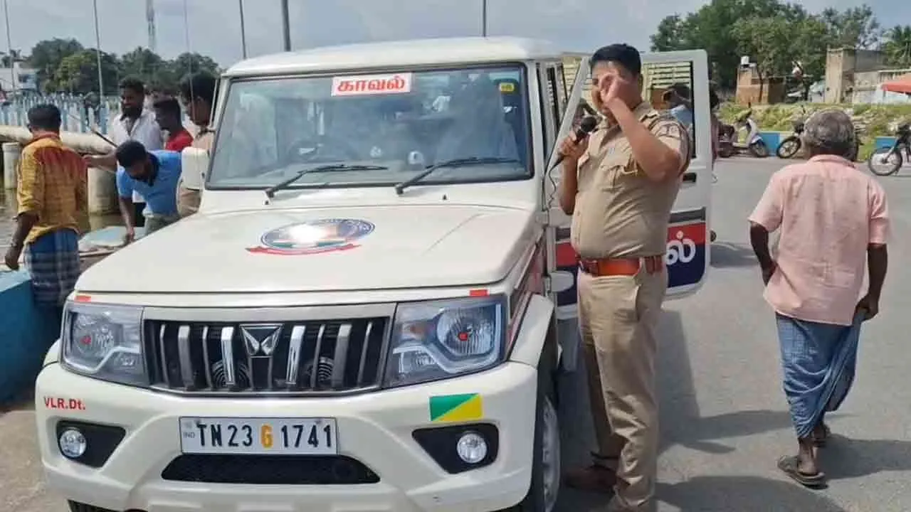  ஆபத்தை உணராமல் ஆற்றில் மீன் பிடிக்கும் இளைஞர்கள்; போலீசார் எச்சரிக்கை!
