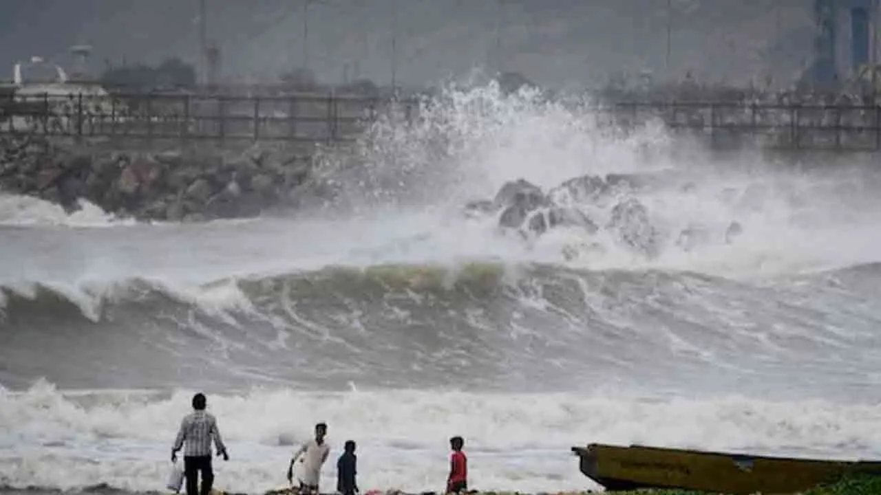  montha Photograph: (cyclone) 