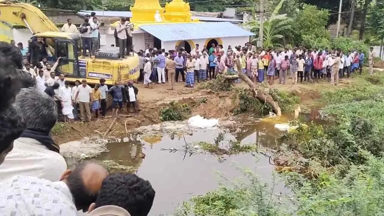  Villagers arbitrarily tried to block the river water at farmer trapped in the canal 