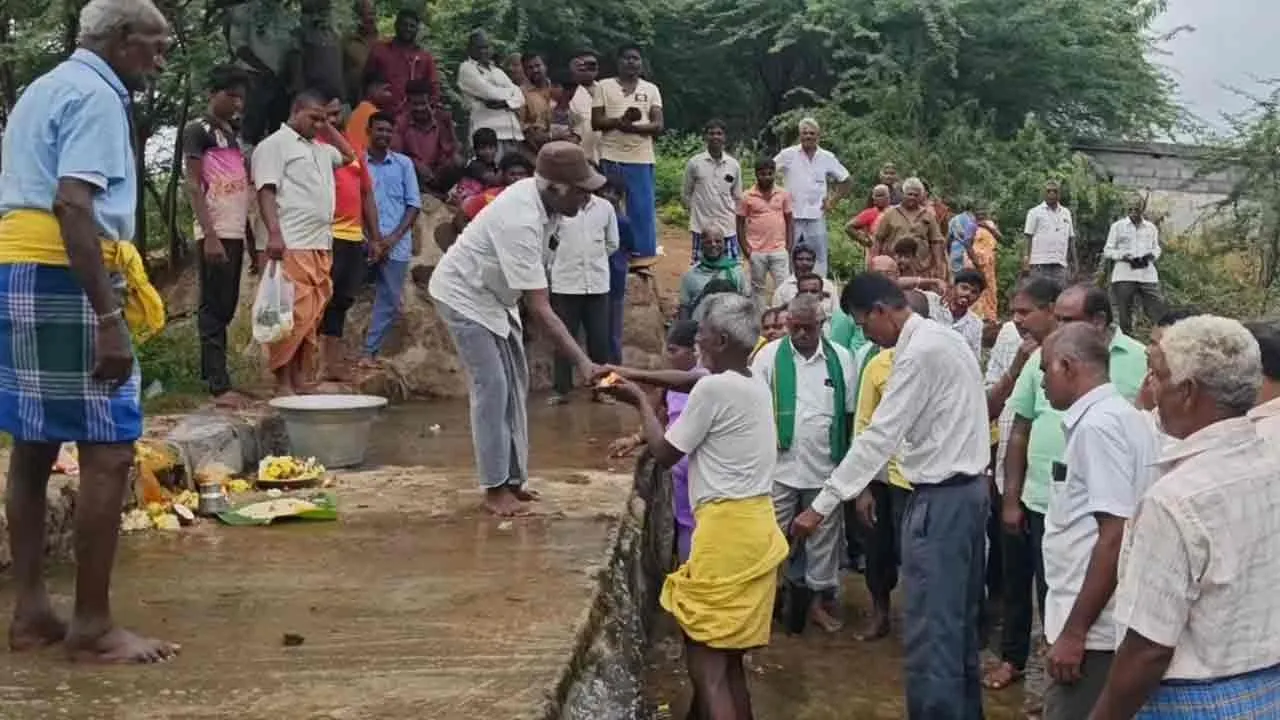 Farmers worship and welcome water at Lake filled after 5 years in kudiyatham 