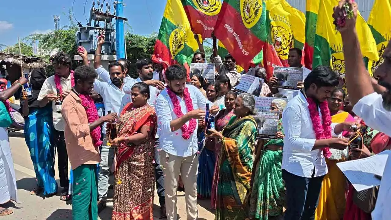  குடியால் தாலி அறுக்க வேண்டாம்! மது பாட்டிலுக்கு தாலி கட்டி போராட்டம் நடத்திய த.வா.க!