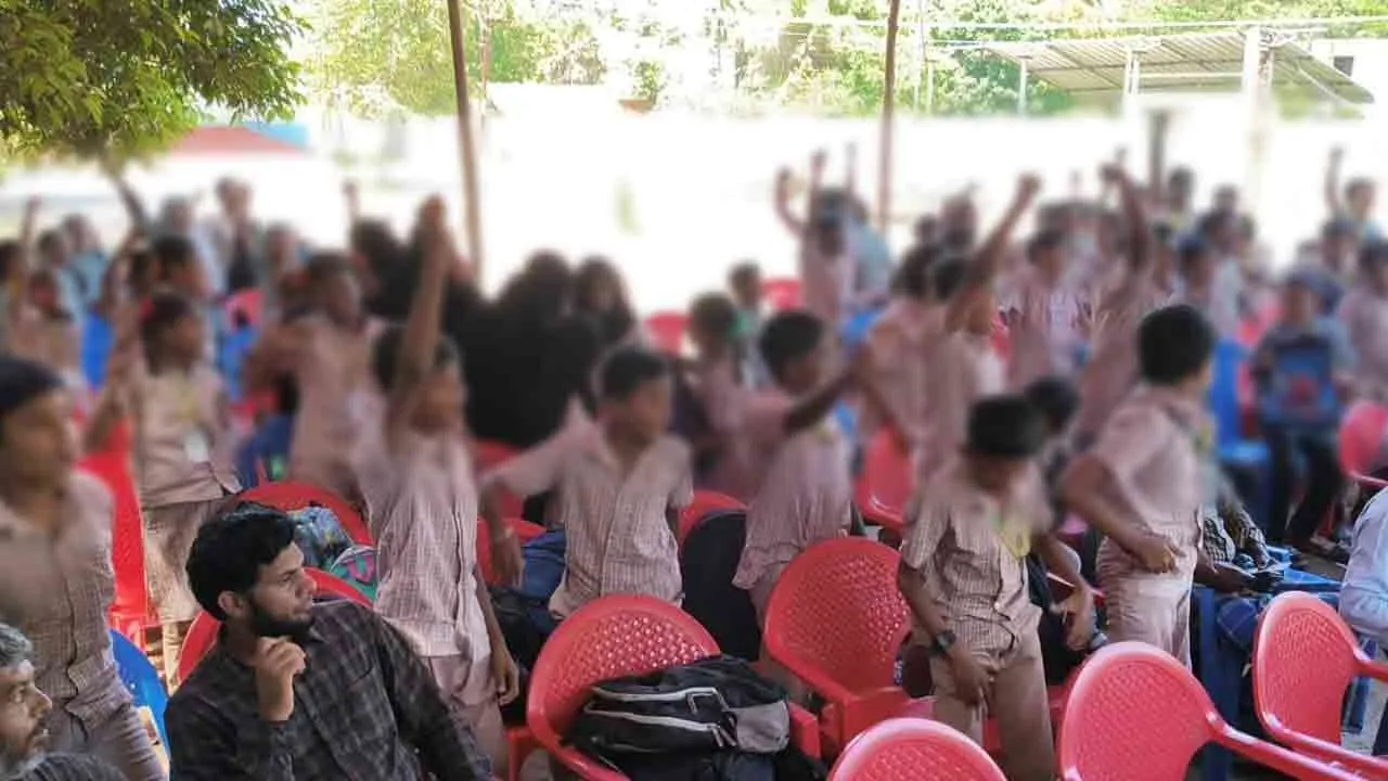  ‘எங்களுக்கு  வகுப்பறை வேணும்..’ - வீதிக்கு வந்த அரசுப் பள்ளி மாணவர்கள்