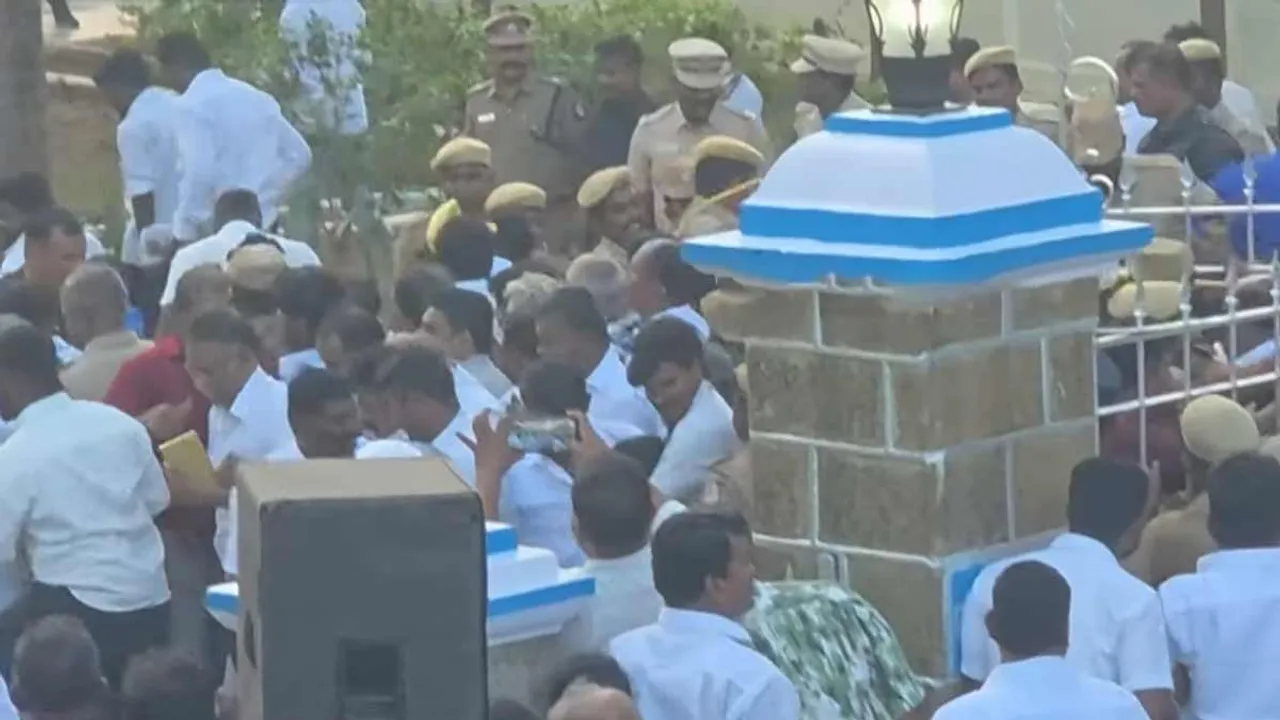  Crowd thronged to see the Chief Minister - scuffle between volunteers and police Photograph: (THENKASI) 