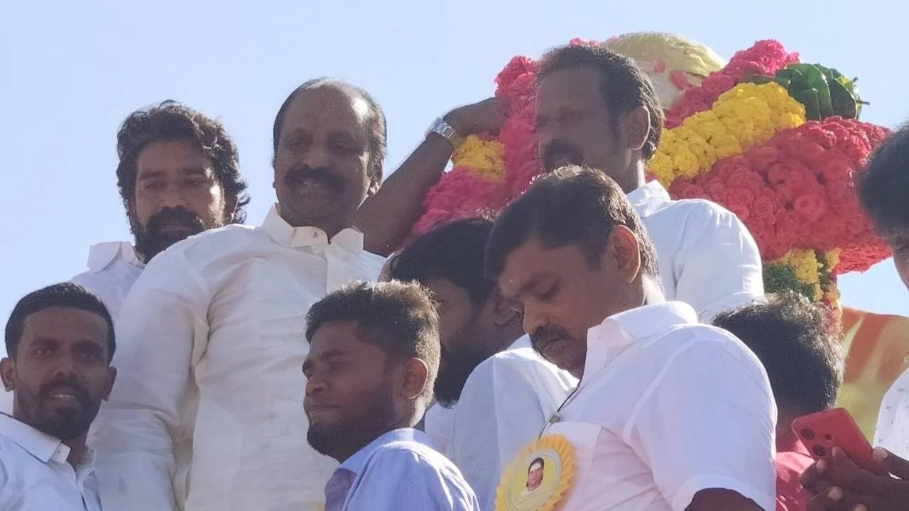  ‘பட்டப் பெயரை சாதிப்பெயர் என சொல்லக்கூடாது’ - வைரமுத்து விளக்கம்