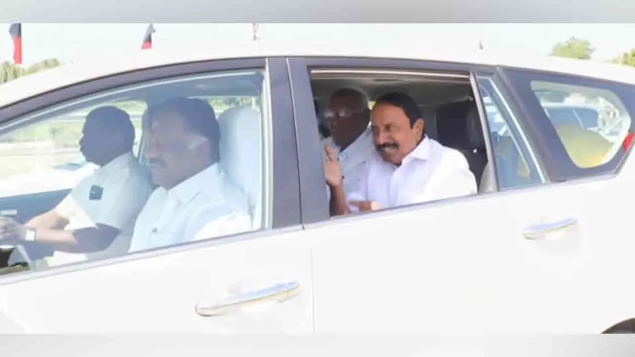  ஓ.பி.எஸ். - செங்கோட்டையன் ஒரே காரில் பயணம்!