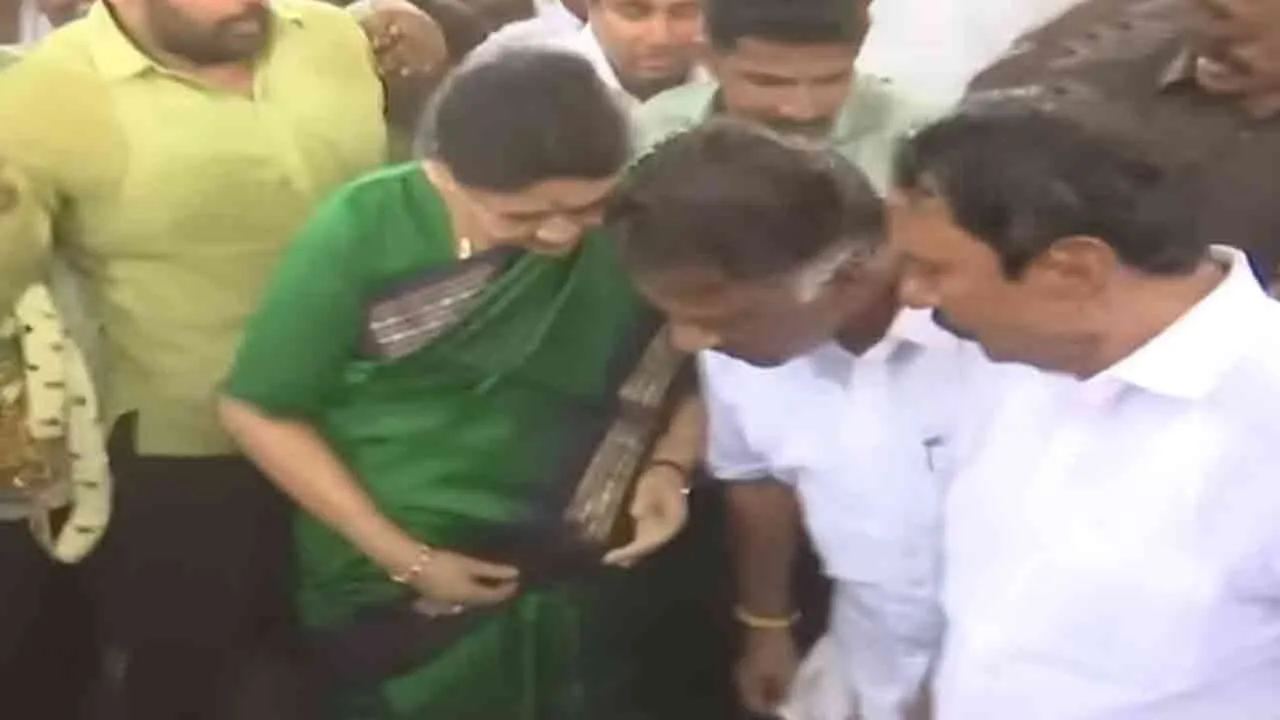  sasikala, Sengottaiyan, OPS united in one place at pasumpon 