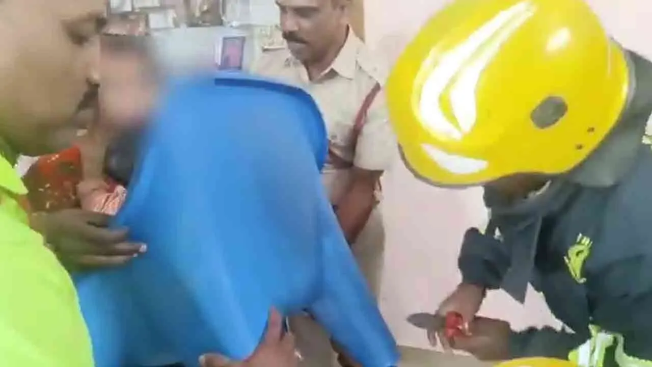 பிளாஸ்டிக் சேரில் சிக்கிய கால்; 15 மாத குழந்தைக்கு நேர்ந்த சோகம்!