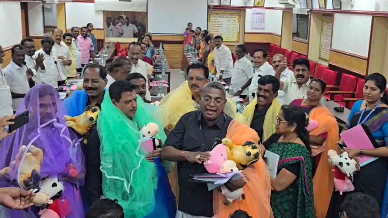  நடவடிக்கை எடுக்காத நிர்வாகம்; நாய் மாடு பொம்மைகளுடன் வந்த அதிமுக கவுன்சிலர்கள் !