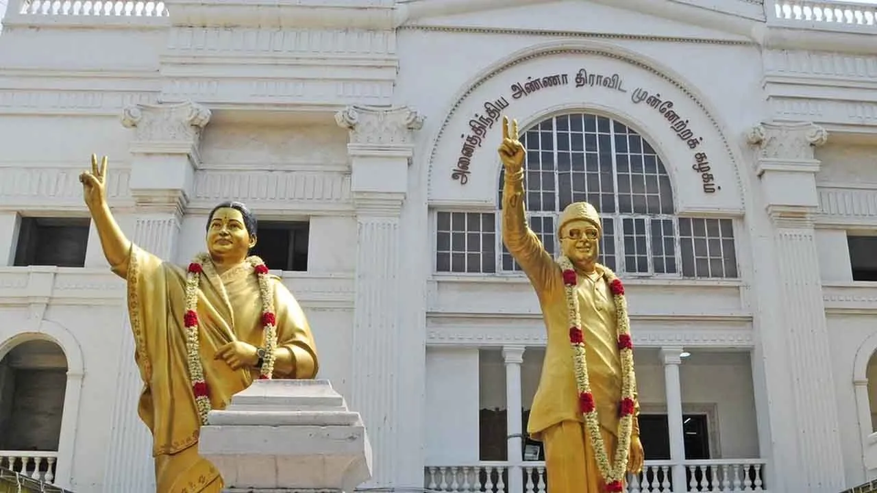  திமுக-வுக்கு எதிராக குவிஸ் பேனர்; அதிமுக தலைமையகத்தில் பரபரப்பு!