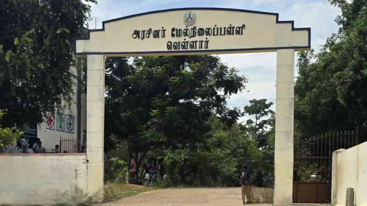  பொறுப்பற்ற ஆசிரியர்கள்; கண்டுகொள்ளாத கல்வி அலுவலர்கள் - அல்லோலப்படும் அரசுப் பள்ளி!