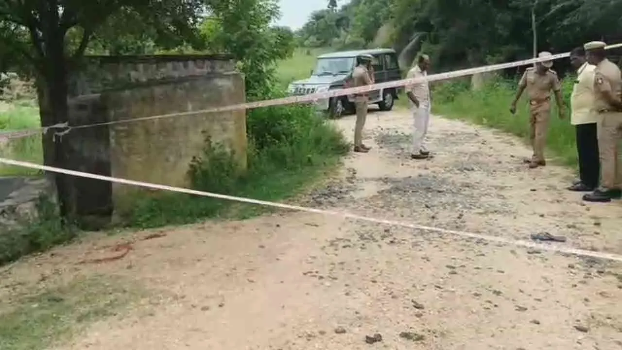  கல்குவாரிக்குள் மூதாட்டிகளுக்கு நேர்ந்த சோகங்கள்; ஆக்‌ஷனில் இறங்கிய போலீஸ்!