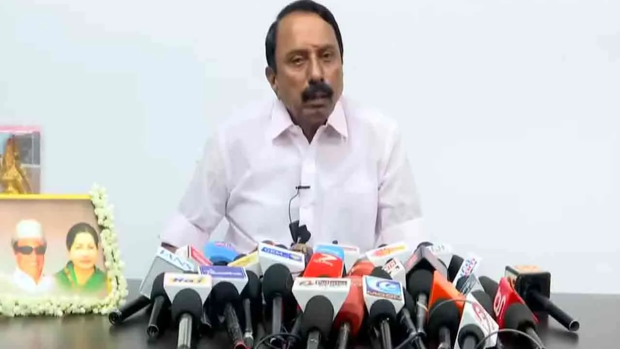  இ.பி.எஸ். கொல்லைப்புற வழியாக முதலமைச்சரானவர்” - செங்கோட்டையன் பரபரப்பு பேட்டி!