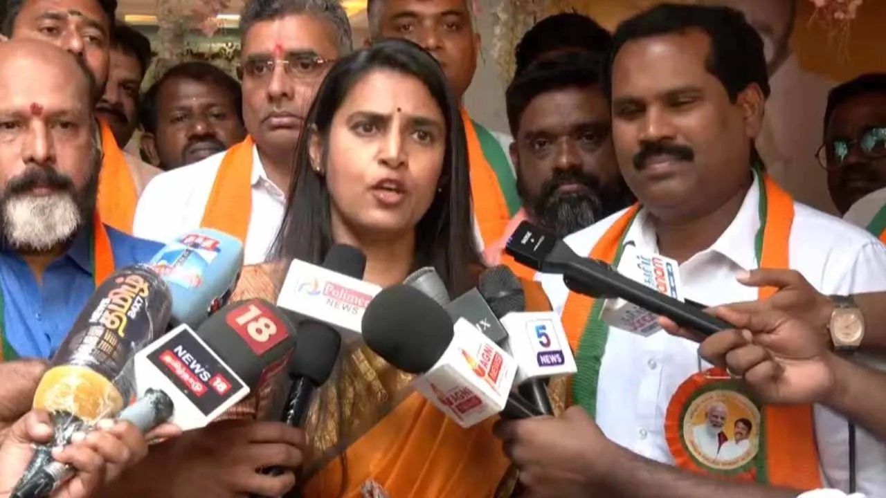  ''If you want to make it work, even talk in a room'' - Actress Kasthuri's angry Photograph: (bjp) 