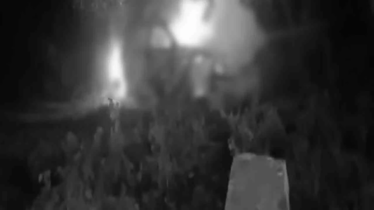  நடுரோட்டில் தீப்பிடித்து எரிந்த கார்; ஒருவர் பலியான சோகம்!