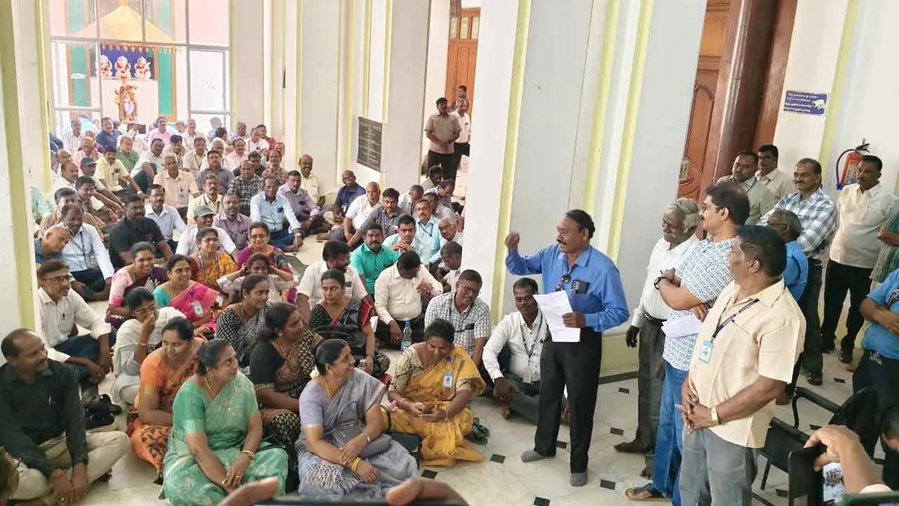  Professors hold sit-in protest, boycotting exams Photograph: (annamalai university) 