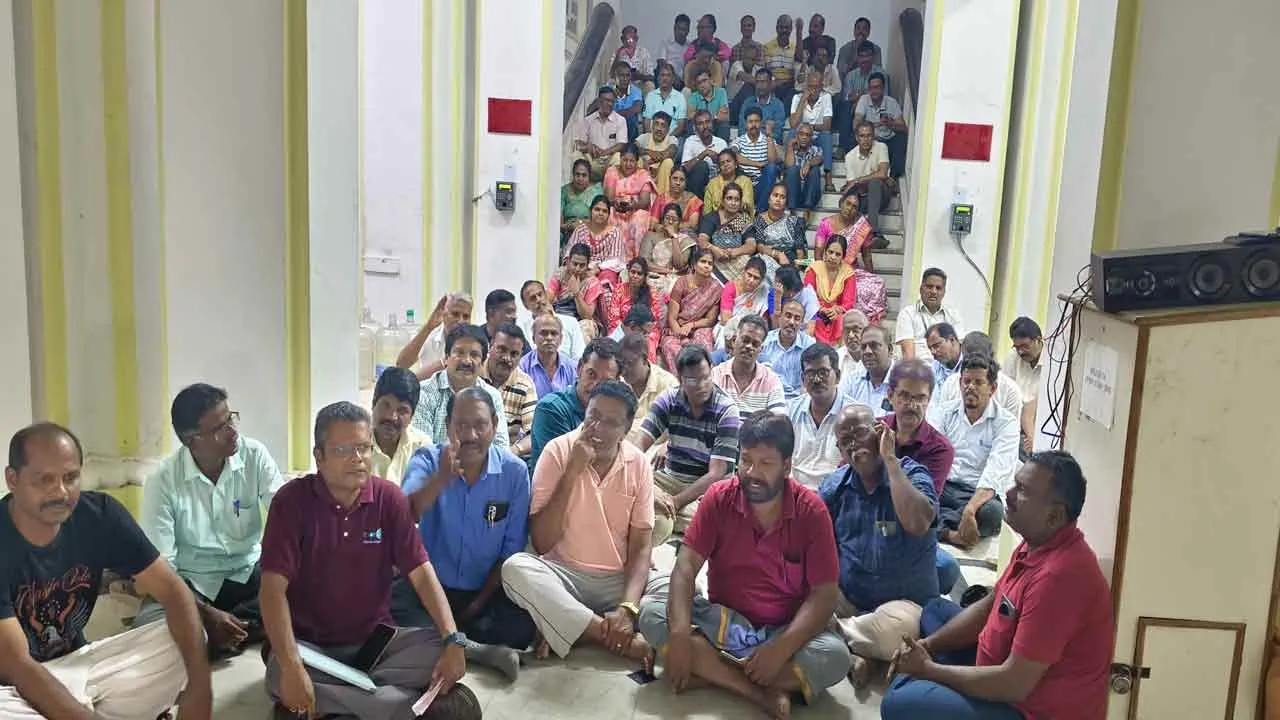  Annamalai University teachers' struggle continued even at night 