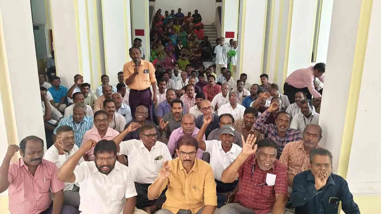  அண்ணாமலை பல்கலை. பேராசிரியர்கள் தேர்வுகளை புறக்கணித்து போராட்டம்!