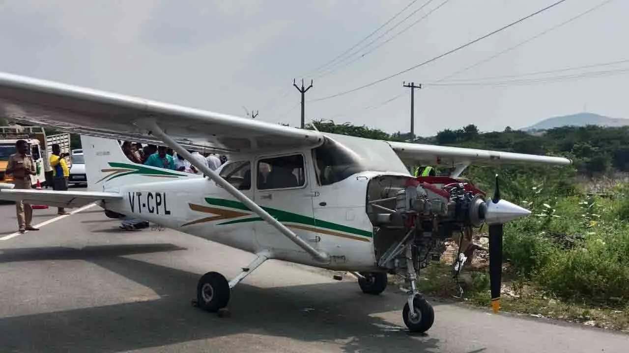  நடுரோட்டில் தரையிறங்கிய விமானம்... சாதுரியமாகச் செயல்பட்ட விமானி - நடந்தது என்ன?