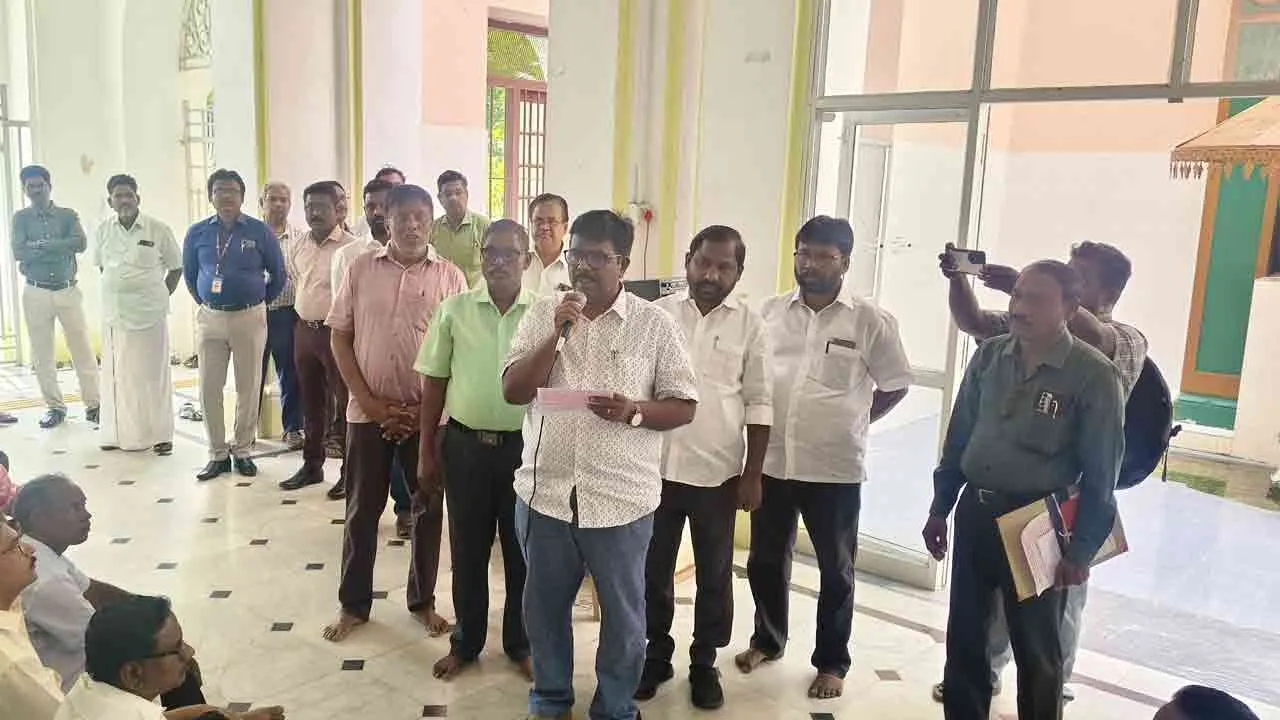  “பெருமை வாய்ந்த பல்கலைக்கழகம் சீர்குலைவை நோக்கிச் செல்வது” - ரவிக்குமார் எம்.பி. வேதனை