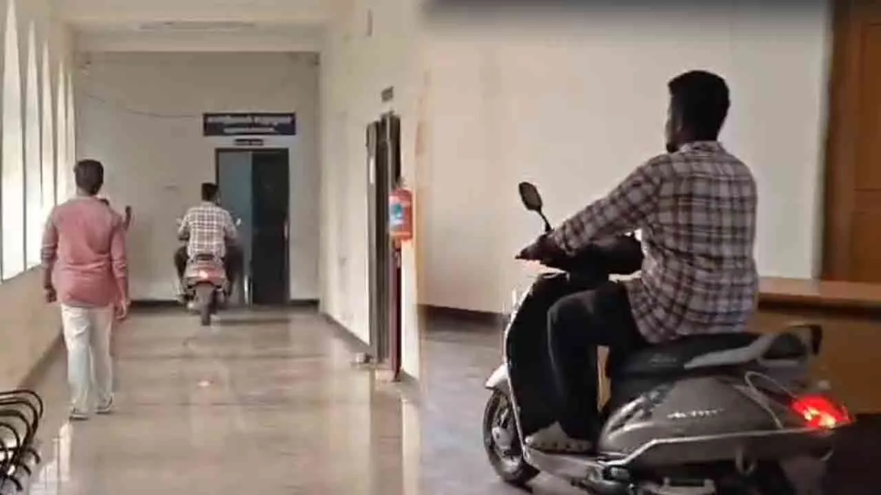  கலெக்டர் ஆபீஸா? ரேஸ்கோர்ஸா? - ஆட்சியர் அலுவலகத்திற்குள் அதிவேகமாக சென்ற இளைஞர்!