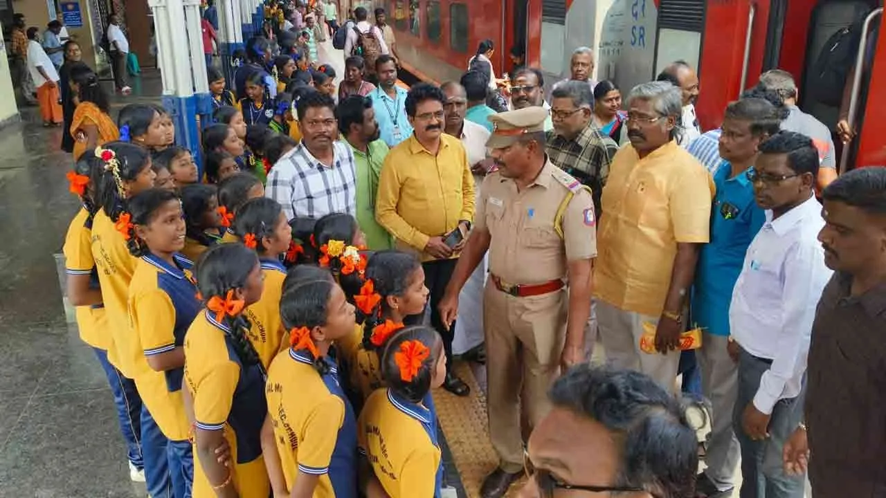  குழந்தைகள் தினம்; ரயில் நிலையத்திற்கு கல்வி சுற்றுலா வந்த பள்ளி மாணவர்கள்!