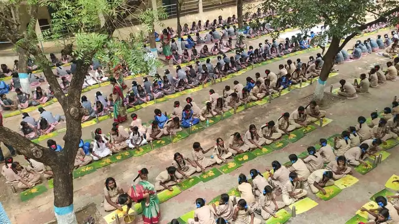  மாணவிகளுக்கு பிரியாணி விருந்து கொடுத்த ஆசிரியர்கள்; பாட்டுப்பாடி மகிழ்வித்த ஆசிரியை!