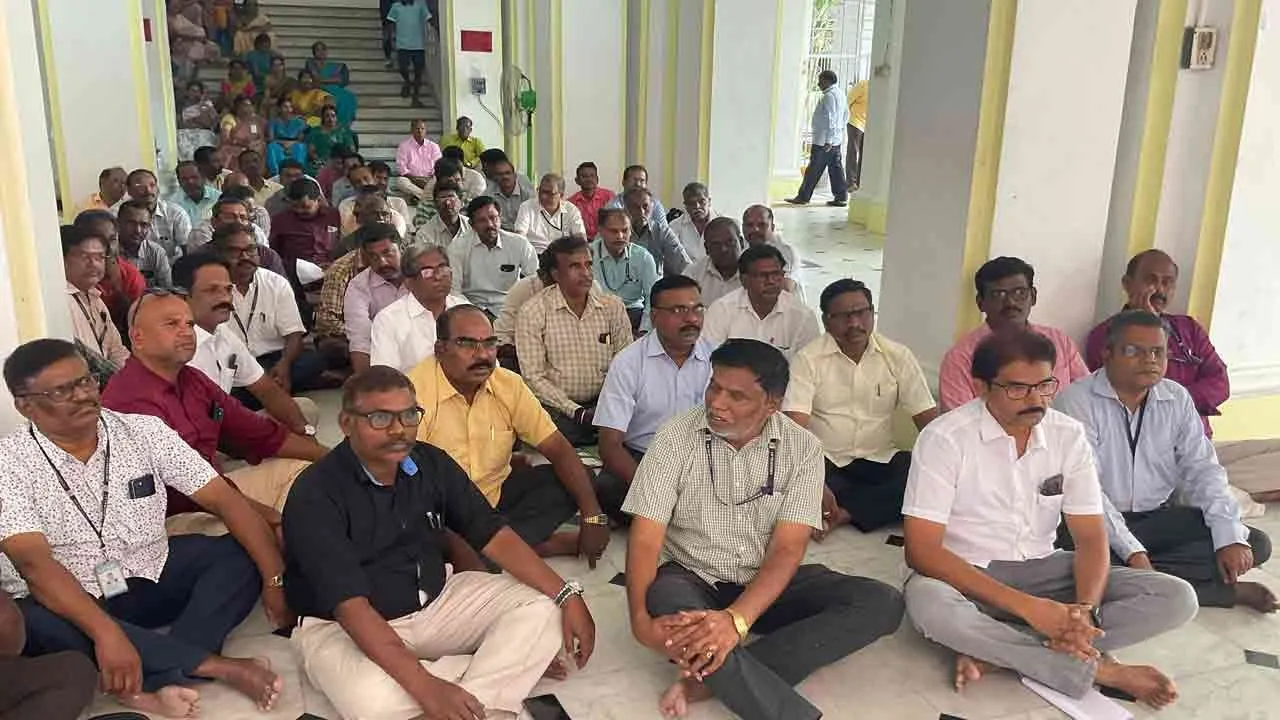  Annamalai University teachers' strike temporarily postponed 