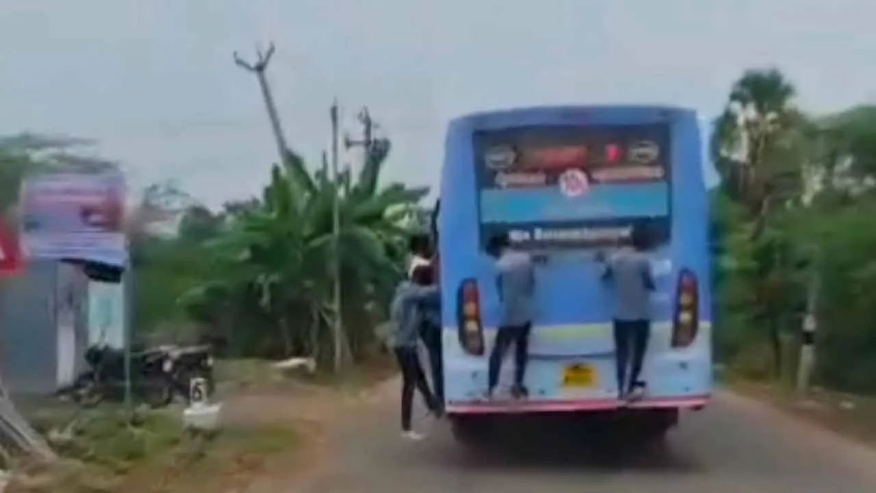  School students take a dangerous journey hanging from the back of a government bus 