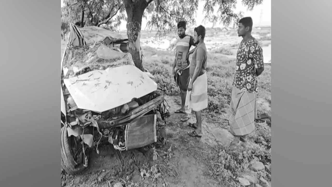  மரத்தில் கார் மோதி விபத்து; மருத்துவக் கல்லூரி மாணவர்கள் மூவர் உயிரிழப்பு!