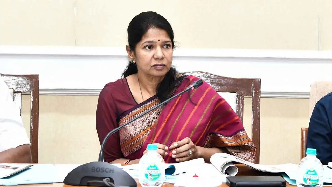  “மசோதாக்களைக் காலம் தாழ்த்தாமல் முத்திரையிட்டு அனுப்புவது மட்டுமே ஆளுநரின் பணி” - கனிமொழி எம்.பி.!