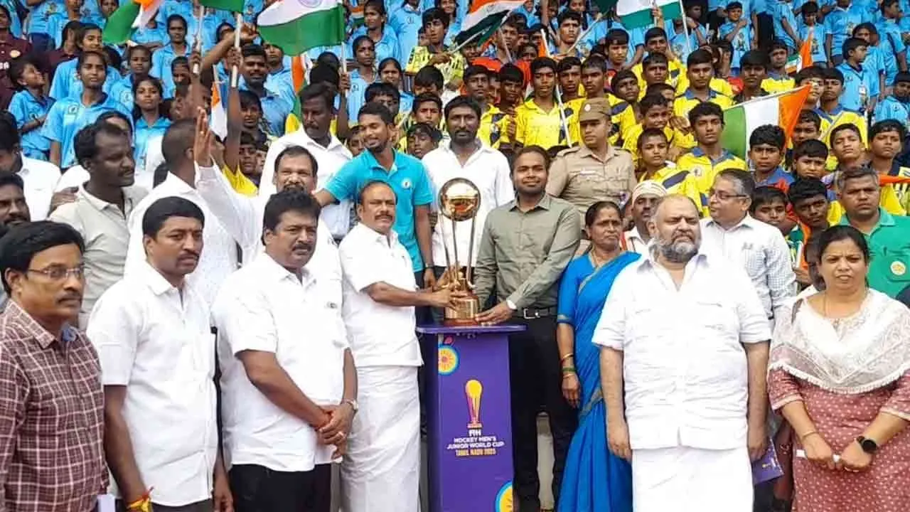  உலக கோப்பை ஹாக்கி போட்டி;  கோப்பையைக் காட்சிப்படுத்தி விளையாடிய அமைச்சர்!