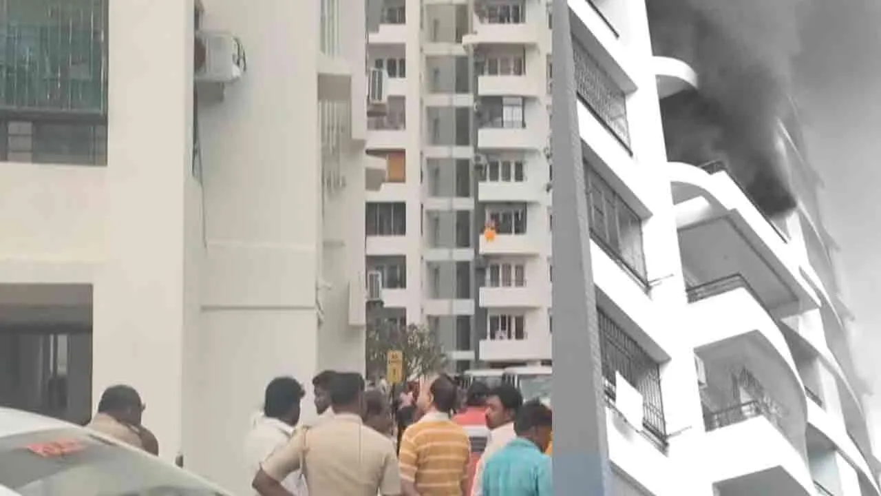  Fire in apartment building - public fears Photograph: (chengalpattu) 