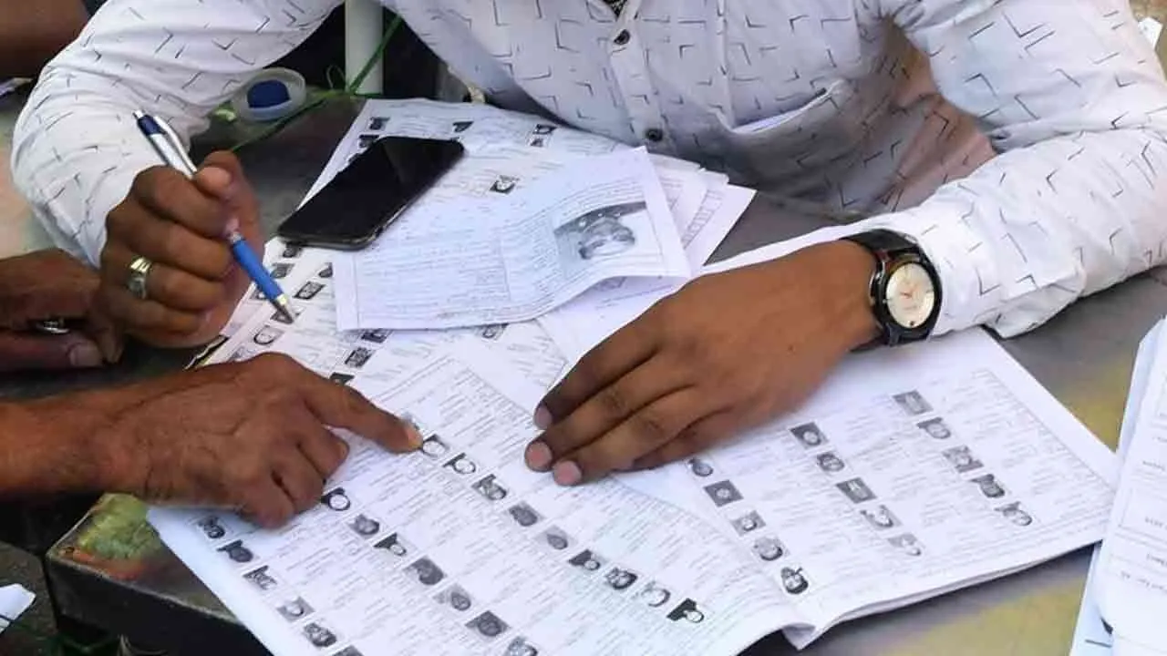  எஸ்.ஐ.ஆர்.- பணியில் அழுத்தம்; மருத்துவமனையில் அனுமதிக்கப்படும் பி.எல்.ஓ-க்கள்!