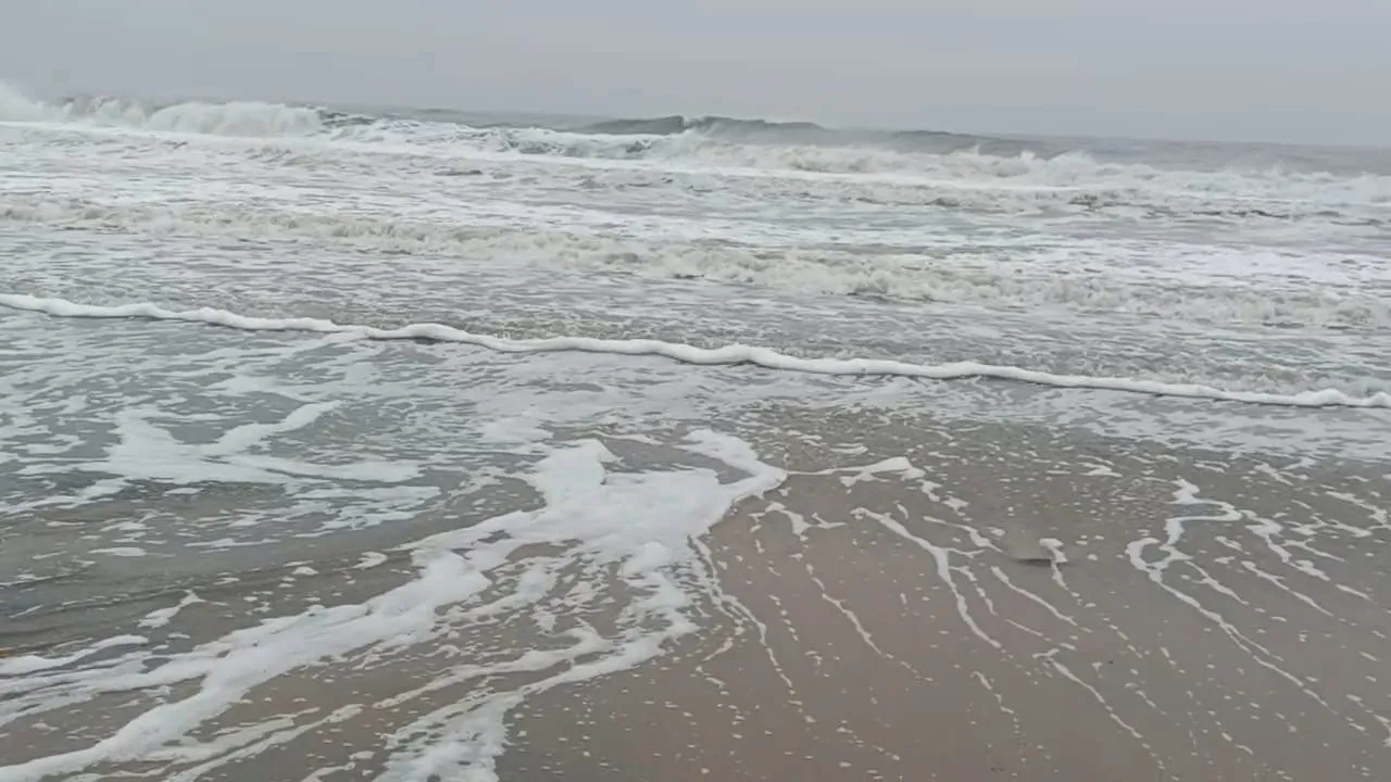 sea waves seen raging for Cyclone ditwah impact in cuddalore 