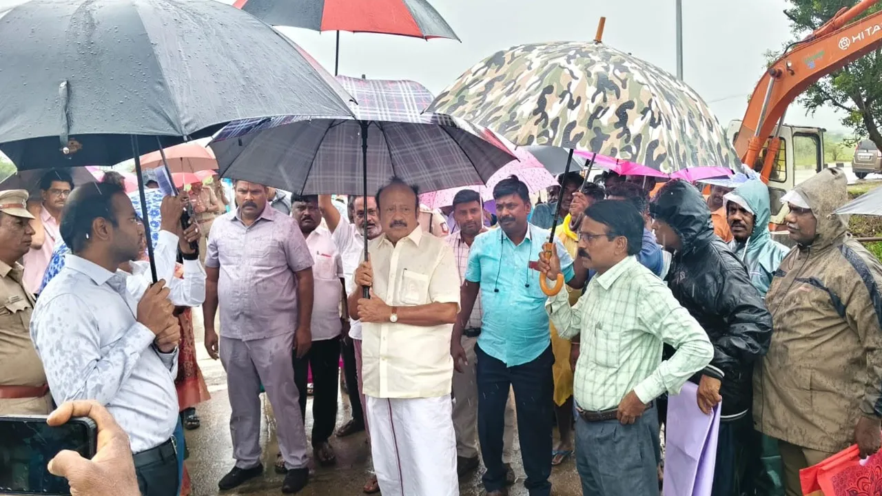 Agriculture Minister inspects precautionary measures at Cyclone Ditwah 